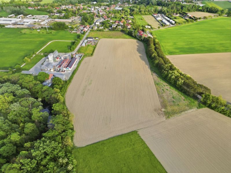 INVESTIČNÝ POZEMOK NA PREDAJ │ VÝNIMOČNÁ PRÍLEŽITOSŤ PRE INVESTOROV - Letecký pohľad na poľnohospodárske pozemky a priemyselný areál v Dunajskom Klátove.