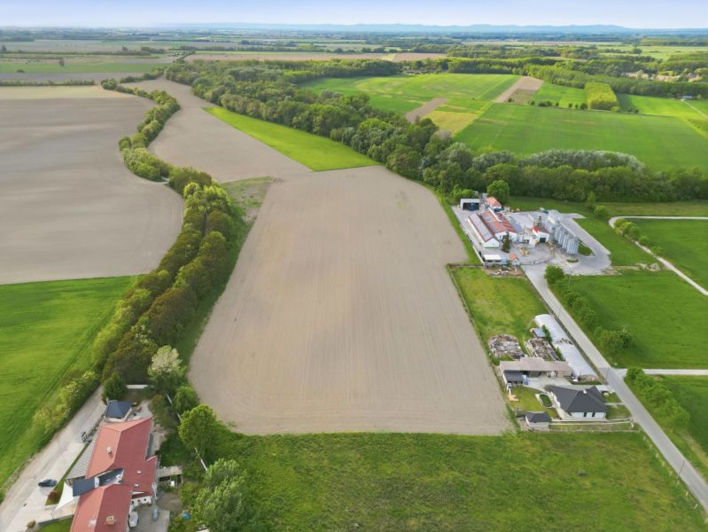 INVESTIČNÝ POZEMOK NA PREDAJ │ VÝNIMOČNÁ PRÍLEŽITOSŤ PRE INVESTOROV - Letecký pohľad na poľnohospodárske pozemky v Dunajskom Klátove, medzi ktorými vedie cesta.