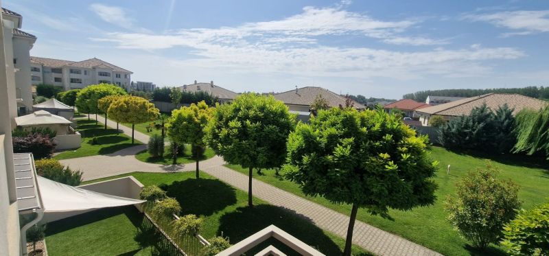 2-IZBOVÝ BYT S VEĽKÝM BALKÓNOM NA PREDAJ - Záhrada s chodníkom a altánkom v Dunajskej Strede, pohľad z 2-izbového bytu.
