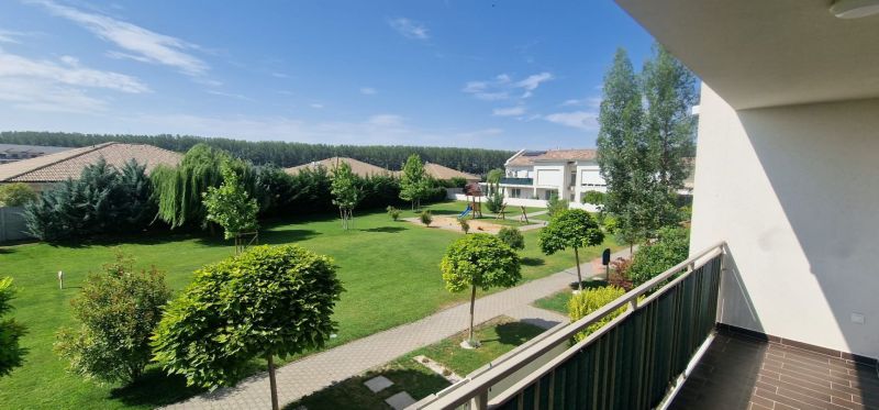 2-IZBOVÝ BYT S VEĽKÝM BALKÓNOM NA PREDAJ - Z balkóna 2-izbového bytu v Dunajskej Strede je pohľad na udržiavanú záhradu.