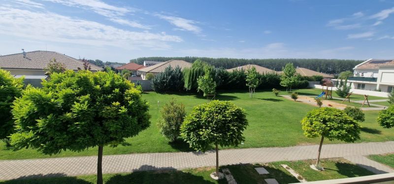 2-IZBOVÝ BYT S VEĽKÝM BALKÓNOM NA PREDAJ - Záhrada s ihriskom a stromami v Dunajskej Strede obklopená rodinnými domami.