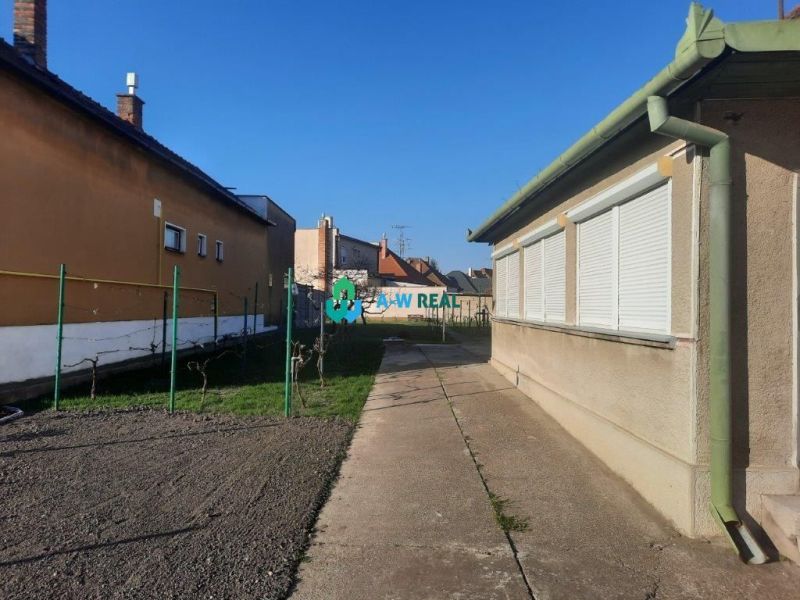 Rodinný dom na prenájom v Dunajskej Strede - Ulica Zelená v Dunajskej Strede s rodinným domom, dvom a vypínačom.