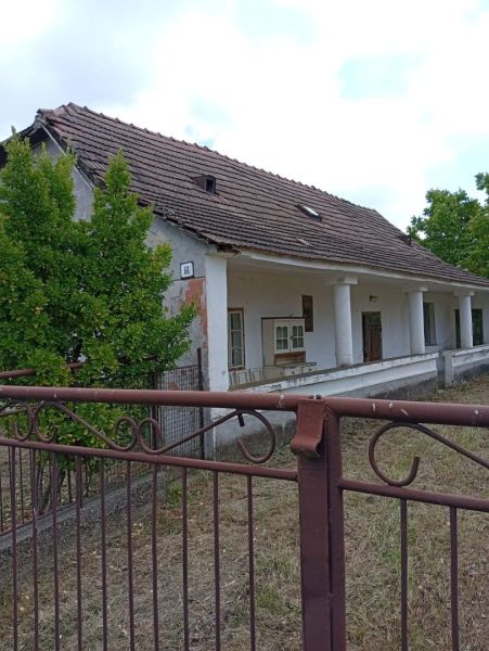Vidiecky domček na predaj. - Rodinný dom v Ňárade s bielou fasádou a šikmou strechou s dreveným plotom.