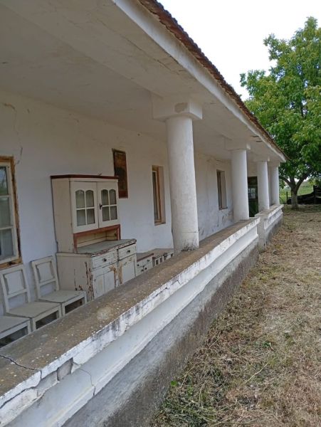 Vidiecky domček na predaj. - Starší rodinný dom v Ňárade s verandou a vintage nábytkom pred domom.