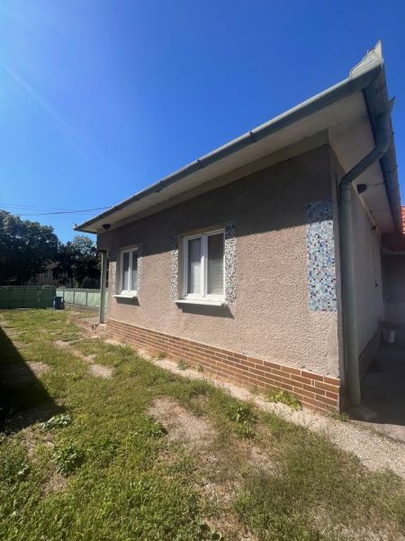 Rodinný dom okamžite obývateľný. - Rodinný dom v Lúči na Ostrove s jednoduchou fasádou a trávnatým pozemkom.