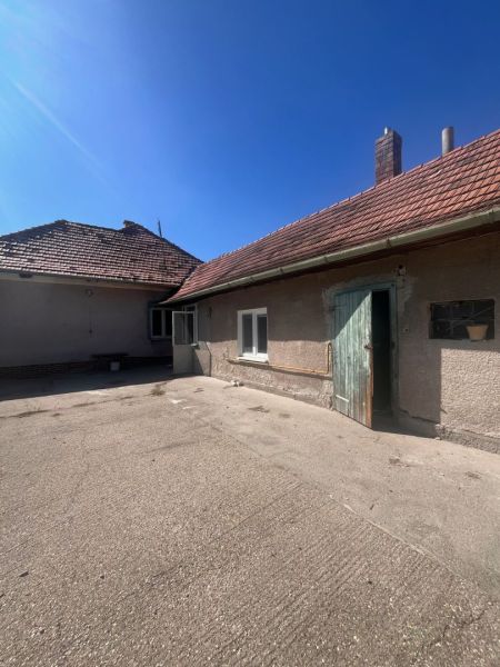 Rodinný dom okamžite obývateľný. - Rodinný dom v Lúči na Ostrove s betónovým nádvorím a škridlovou strechou.