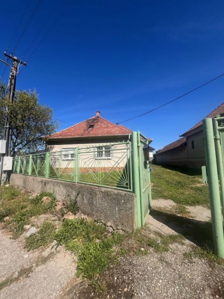 Rodinný dom okamžite obývateľný. - Rodinný dom v Lúči na Ostrove s bránou a stĺpmi pod modrou oblohou.