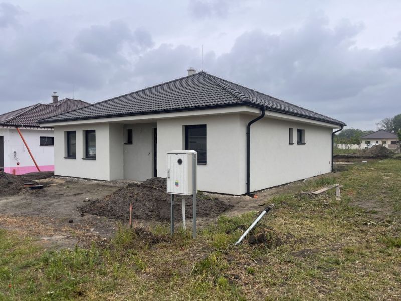 Rodinný dom na predaj v obci Povoda. - Rodinný dom v Povode s bielou fasádou a tmavou strechou.