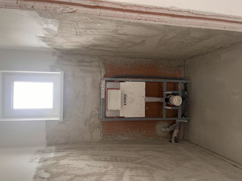 Rodinný dom na predaj v obci Povoda. - Neomietnutá kúpeľňa v rodinnom dome s volne stojacim WC modulom.