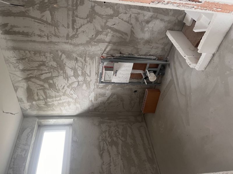 Rodinný dom na predaj v obci Povoda. - Príprava pre inštaláciu toalety v interiéri rodinného domu, steny bez obkladu.