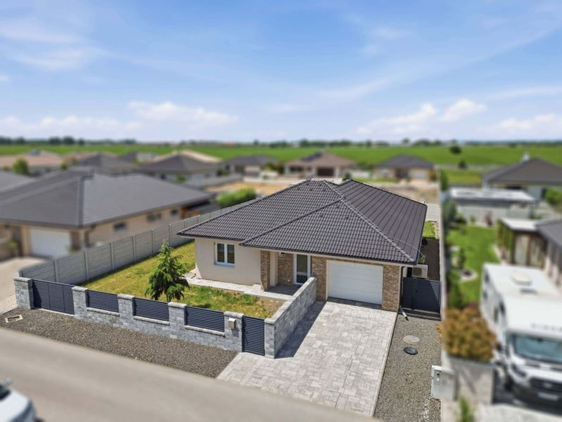 Znížená cena!!!  Rodinný dom v Top lokalite mesta. - Rodinný dom v Dunajskej Strede s dvorom, trávnikom a dlaždeným príjazdom v príjemnom prostredí.