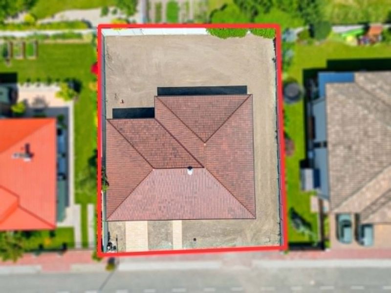 Moderný 4-izbový rodinný dom s garážou  v TOP lokalite pri termálnom k - Letecký pohľad na rodinný dom v Dunajskej Strede s červeným ohraničením hraníc pozemku.