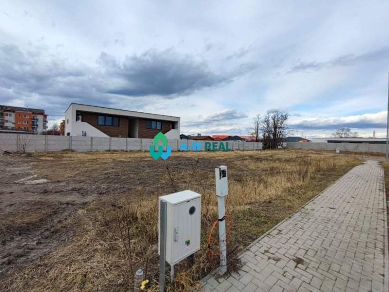 Krásny, široký stavebný pozemok na predaj v najvyhľadávanejšej časti m - Pozemky - bývanie v Dunajskej Strede, neuvedená ulica, prázdny pozemok s chodníkom a budovou.