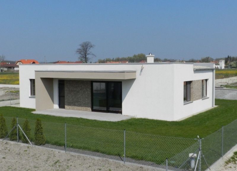 NOVOSTAVBA!!! Moderný nízkoenergetický 4 izbový rodinný dom vysokej kv - Rodinný dom v Dolnom Bare s trávnikom a modernou architektúrou, oplotený.