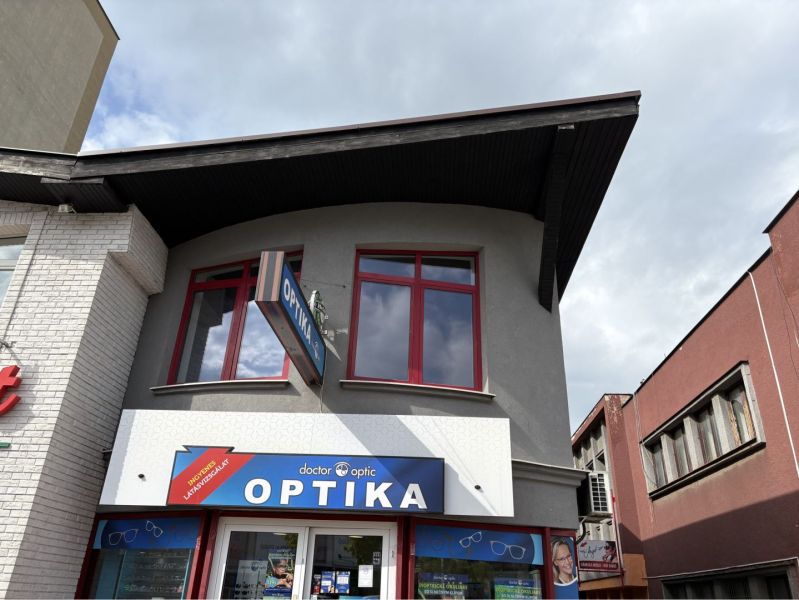 Prenájom nebytového priestoru na podnikateľské účely v CENTRE Dunajske - Budova optiky na Korze Bélu Bartóka v Dunajskej Strede s veľkými oknami.