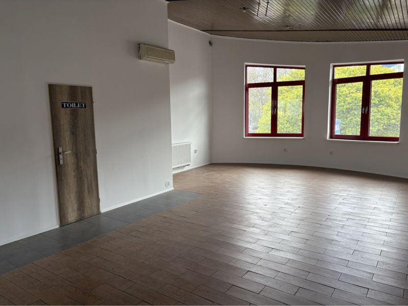 Prenájom nebytového priestoru na podnikateľské účely v CENTRE Dunajske - Interiér budovy s dverami na toalety a podlahou s dreveným dekorom.