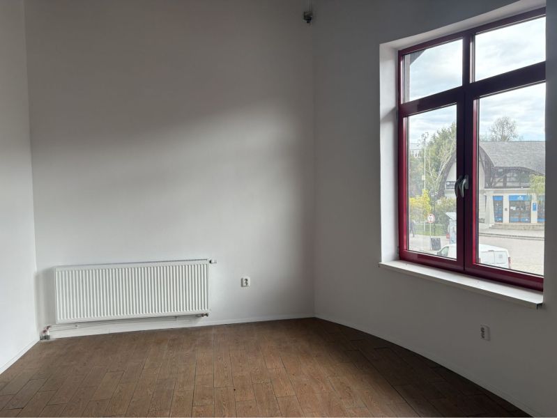 Prenájom nebytového priestoru na podnikateľské účely v CENTRE Dunajske - Miestnosť v budove s podlahou s dreveným dekorom a veľkým oknom.