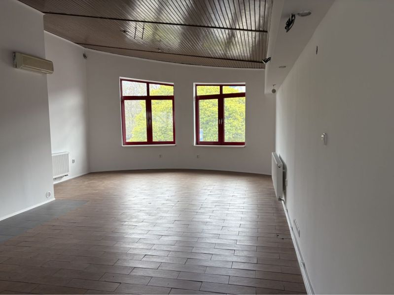 Prenájom nebytového priestoru na podnikateľské účely v CENTRE Dunajske - Interiér budovy s dreveným stropom a podlahou s dreveným dekorom, veľké okná.