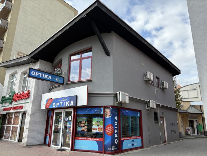 Prenájom nebytového priestoru na podnikateľské účely v CENTRE Dunajske - Budova na Korze Bélu Bartóka v Dunajskej Strede s optikou a marketom.
