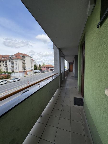 Znížená cena!!☎️ - Balkón s výhľadom na Galantskú cestu v Dunajskej Strede pri 3-izbovom byte.