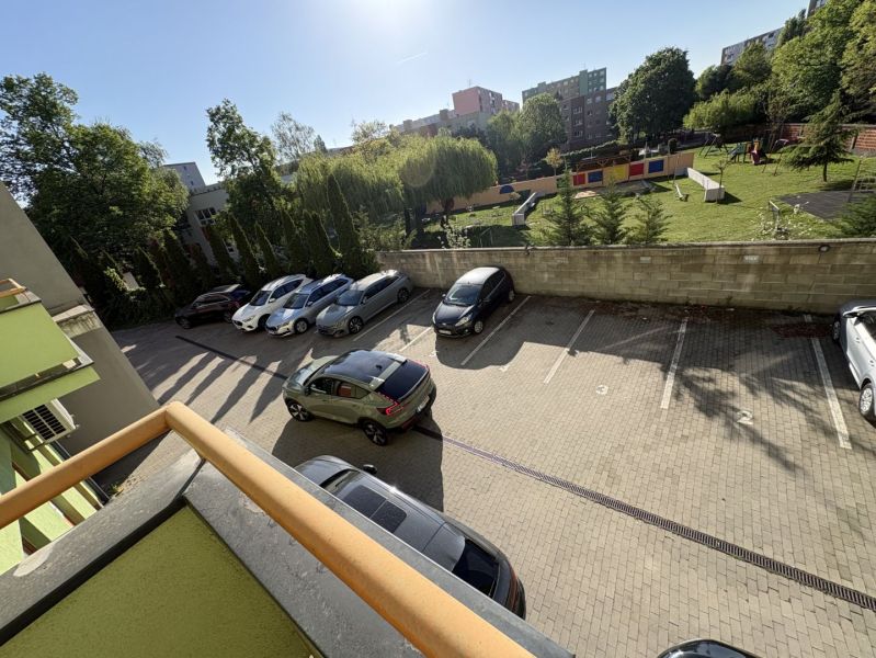Znížená cena!!☎️ - Parkovisko pri 3-izbovom byte na Galantskej ceste v Dunajskej Strede s výhľadom na ihrisko.