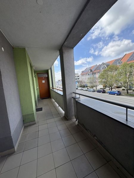 Znížená cena!!☎️ - Balkón bytového domu na Galantskej ceste v Dunajskej Strede s výhľadom na ulicu.