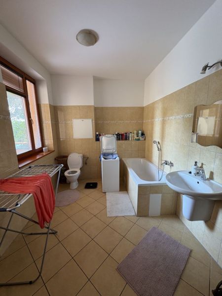 PRENÁJOM: ☎️ - Kúpeľňa s vaňou a práčkou v 3-izbovom byte, podlaha s dlaždicami.