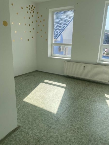 Prenájom - Výrobná hala - Sklad - Svetlá miestnosť vo výrobných priestoroch s oknami a bodovými dekoráciami na stene.