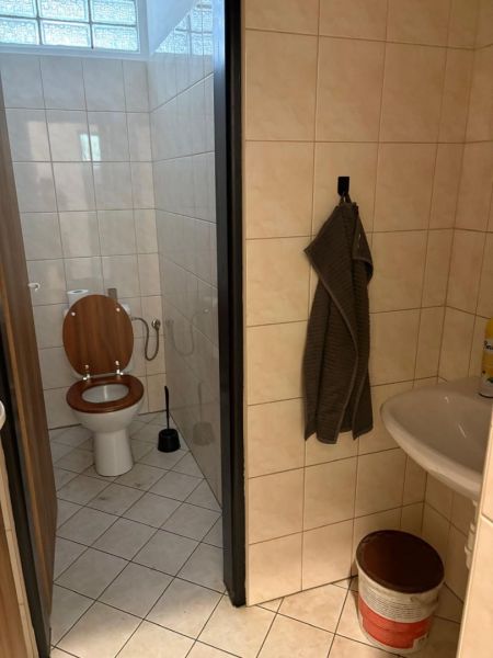 TOP PONUKA! Strategický priemyselný areál v Orechovej Potôni - Kúpeľňa s WC, umývadlom, uterákom a vedrom na dlažbe v Skladoch a halách.