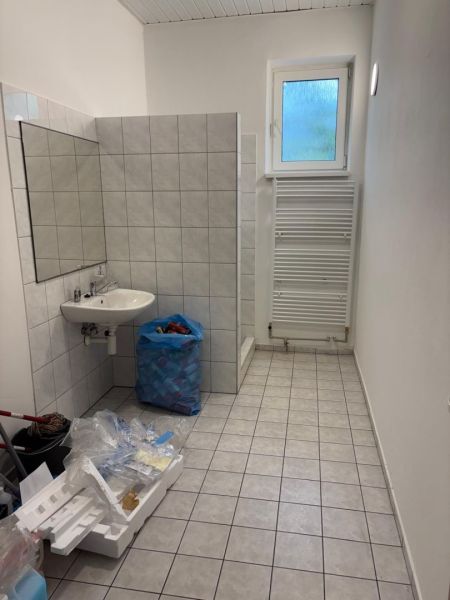 TOP PONUKA! Strategický priemyselný areál v Orechovej Potôni - Kúpeľňa s dlaždicami, umývadlom, oknom a sušiakom v priestore Sklady a haly.