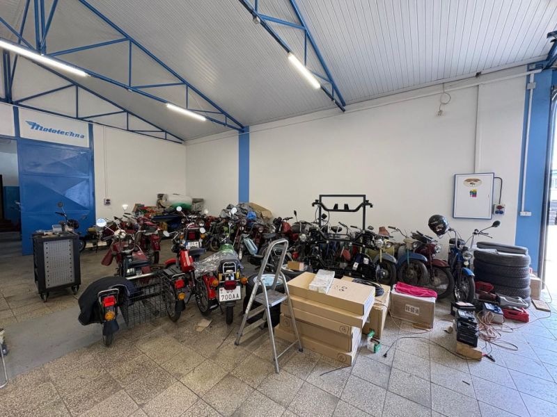 TOP PONUKA! Strategický priemyselný areál v Orechovej Potôni - Interiér dielne s motorkami a dielmi na podlahe Sklady a haly.