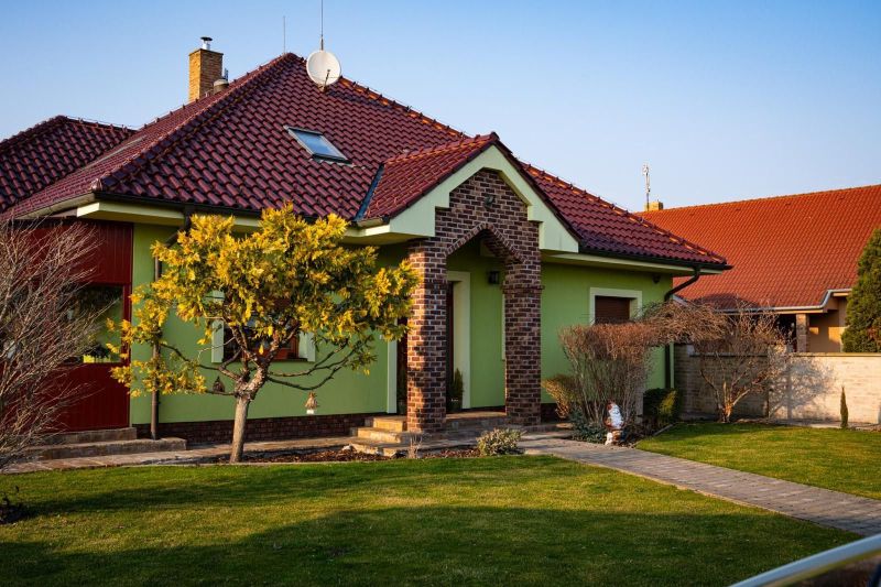 Úžasný veľkometrážny 7-izbový rodinný dom v obci Dolný Bar - Rodinný dom v Dolnom Bare so šikmou strechou a upravenou záhradou.