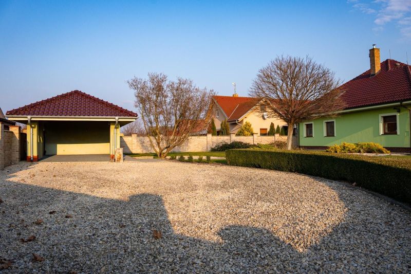 Úžasný veľkometrážny 7-izbový rodinný dom v obci Dolný Bar - Dvor rodinného domu v Dolnom Bare s kamenným povrchom a garážou.