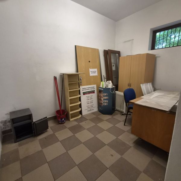 Na prenájom polyfunkčný objekt v DS - Miestnosť s dlažbou, drevený nábytok a kancelárske potreby.
