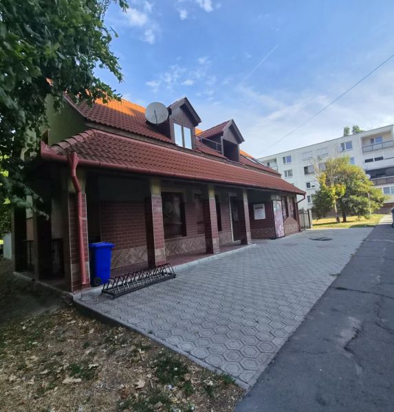 Na prenájom polyfunkčný objekt v DS - Budova v meste Dunajská Streda s červenou strechou a dlažbou vedľa chodníka.