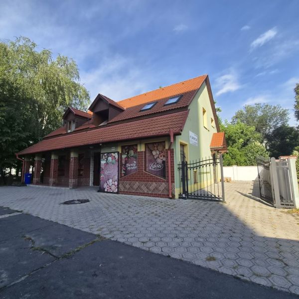 Na prenájom polyfunkčný objekt v DS - Budova v Dunajskej Strede s červenou strechou a farebnými stenami.