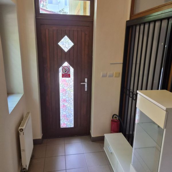 Prenájom 2-izbového apartmánu v Dunajskej Strede - Vstupné dvere so sklenenou výplňou v 2-izbovom byte, dlažba na podlahe.