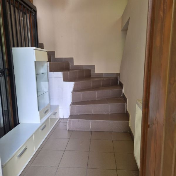 Prenájom 2-izbového apartmánu v Dunajskej Strede - Vstupná zóna 2-izbového bytu s dlažbou a schodiskom.