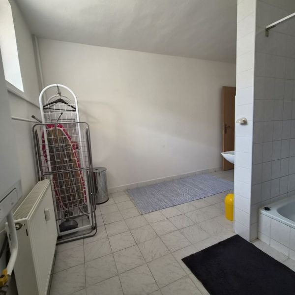 Prenájom 2-izbového apartmánu v Dunajskej Strede - Kúpeľňa v 2-izbovom byte s dlažbou a priestorom na sušenie prádla.