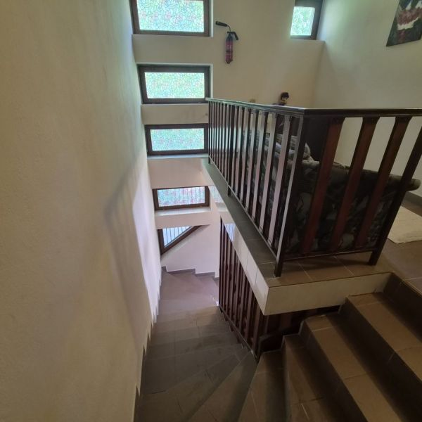 Prenájom 2-izbového apartmánu v Dunajskej Strede - Schodisko s farebnými oknami v 2-izbovom byte.