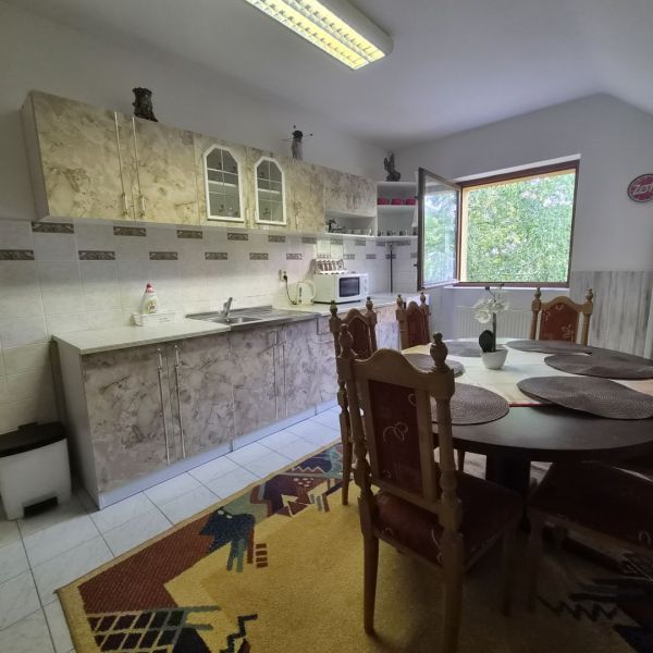 Prenájom 2-izbového apartmánu v Dunajskej Strede - Kuchyňa v 2-izbovom byte s jedálenským stolom a priestranným oknom.