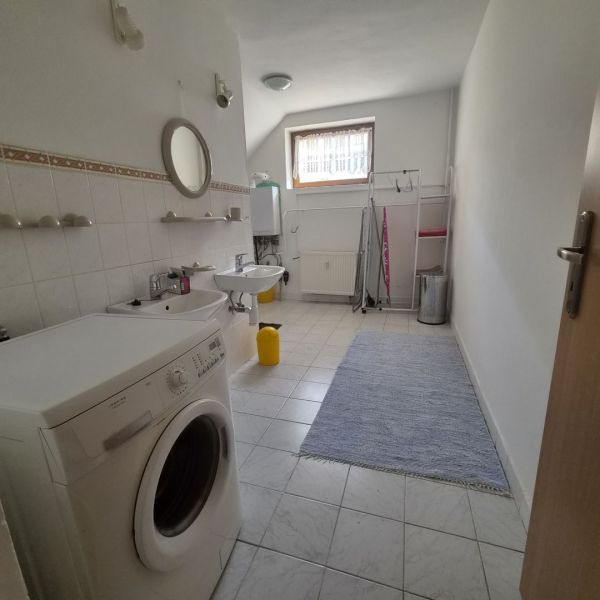 Prenájom 2-izbového apartmánu v Dunajskej Strede - Priestranná kúpeľňa s práčkou a umývadlom v 2-izbovom byte.