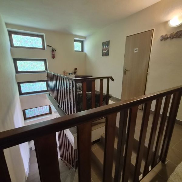 Prenájom 2-izbového apartmánu v Dunajskej Strede - Schodisko s vitrážovými oknami a dverami označenými 'WC' v 2-izbovom byte.