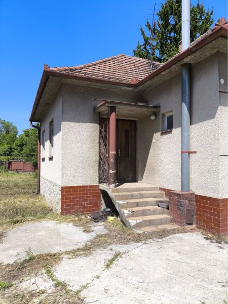 LEN U NÁS! - 4izbový rodinný dom - Michal na Ostrove - Rodinný dom v Michale na Ostrove s vchodovými schodmi a červenou škridlovou strechou.