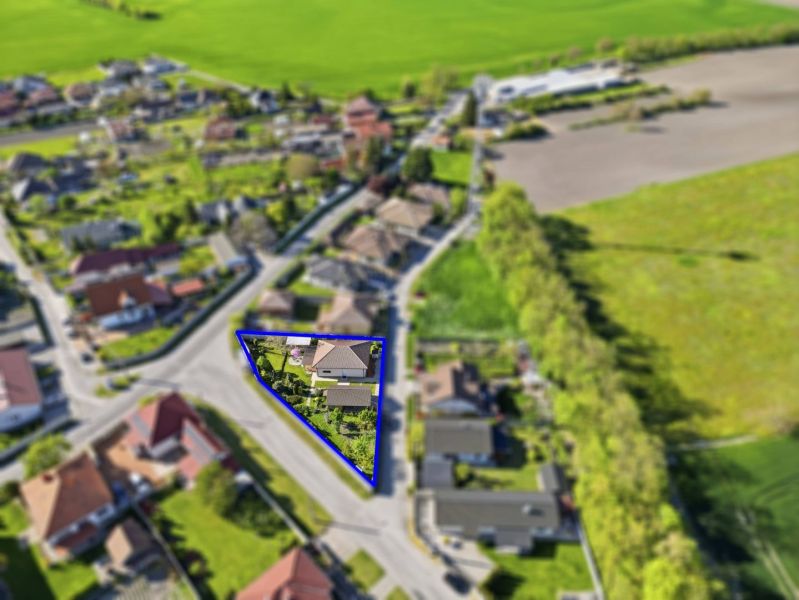 EXKLUZÍVNE 3-izbový rodinný dom v obci Moravské Kračany - Letecký pohľad na rodinný dom v Kostolných Kračanoch so záhradou označenou modrou čiarou.