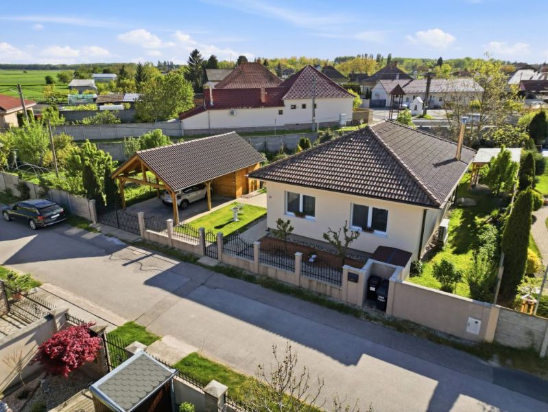 EXKLUZÍVNE 3-izbový rodinný dom v obci Moravské Kračany - Rodinný dom v obci Kostolné Kračany s garážou a upravenou záhradou.