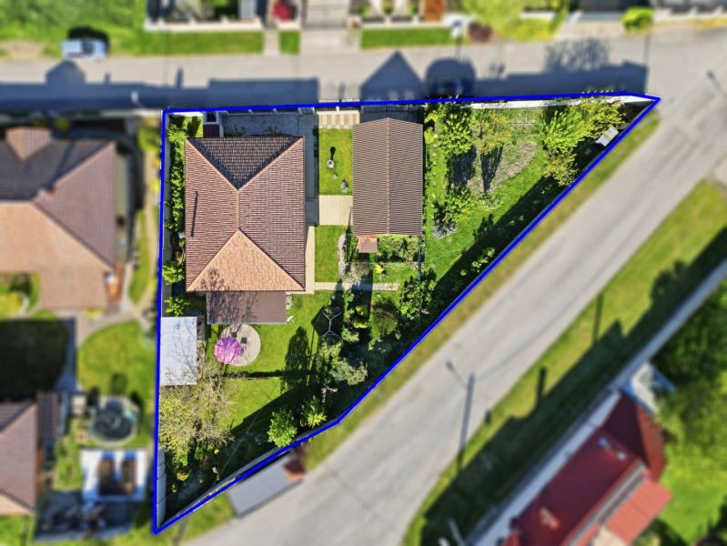EXKLUZÍVNE 3-izbový rodinný dom v obci Moravské Kračany - Rodinný dom s dvorom a záhradou v Kostolných Kračanoch, viditeľný zo vzduchu.