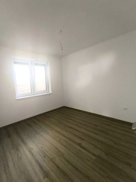 Výrazná zľava do konca októbra - 3izbový rodinný dom v obci Orechová P - Prázdna miestnosť v rodinnom dome s podlahou s dreveným dekorom a oknom.