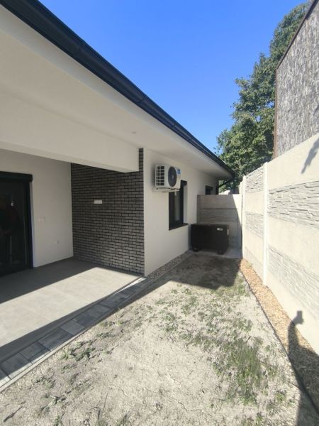 Výrazná zľava do konca októbra - 3izbový rodinný dom v obci Orechová P - Rodinný dom v Orechovej Potôni s terasou, klimatizáciou a tehlovým dekorom na fasáde.