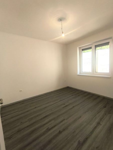Výrazná zľava do konca októbra - 3izbový rodinný dom v obci Orechová P - Izba s bielymi stenami a oknom v rodinnom dome, podlaha s dreveným dekorom.